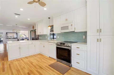 Kitchen - 16600 S Traders Xing S #253, Jupiter, FL 33477 photo 4 of 5