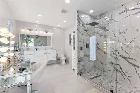 Bath - 6830 Winged Foot Dr, Hialeah, FL 33015 photo 1 of 2
