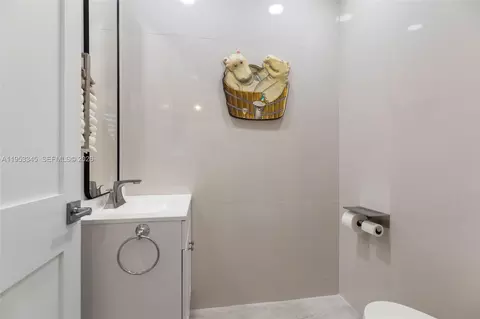 Bath - 6830 Winged Foot Dr, Hialeah, FL 33015 photo 2 of 2