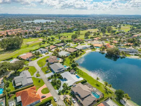 View/Area - 6830 Winged Foot Dr, Hialeah, FL 33015 photo 7 of 9