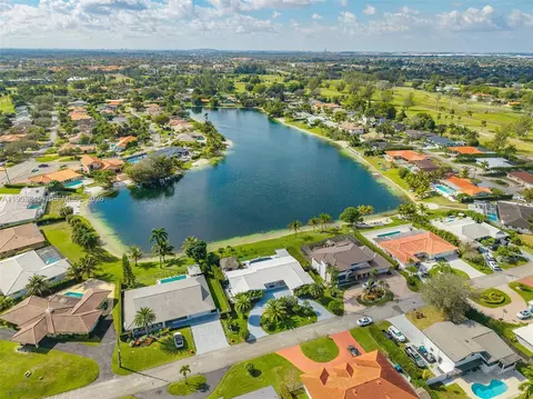 View/Area - 6830 Winged Foot Dr, Hialeah, FL 33015 photo 3 of 9