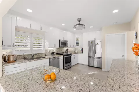 Kitchen - 6830 Winged Foot Dr, Hialeah, FL 33015 photo 4 of 4