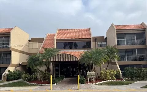 240 Lakeview Dr #308, Weston, FL 33326