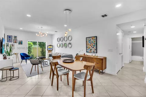121 NW 2nd Ave #4, Hallandale Beach, FL 33009