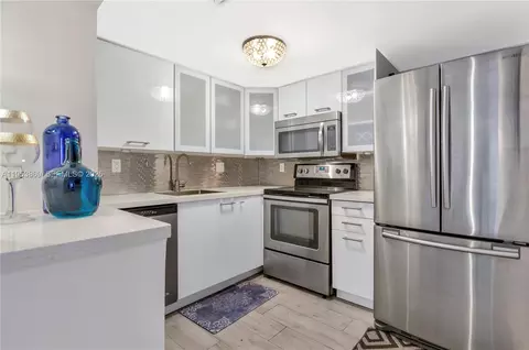 2600 Collins Ave #204, Miami Beach, FL 33140