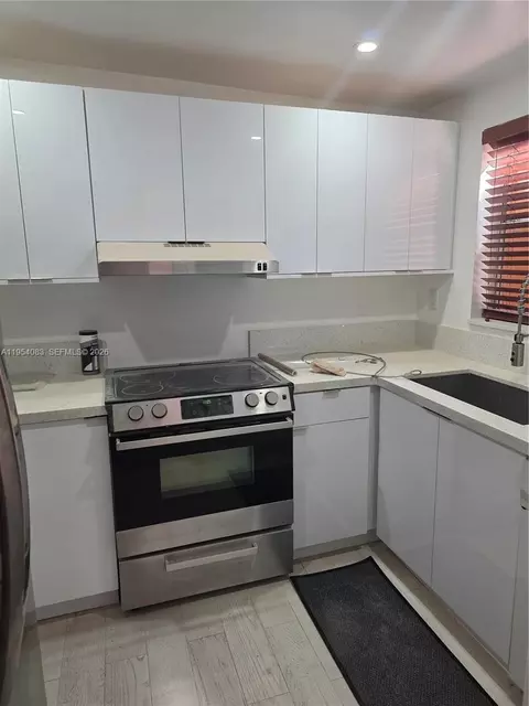 1095 W 40th St #26, Hialeah, FL 33012