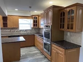 240 N 70th Way, Hollywood, FL 33024