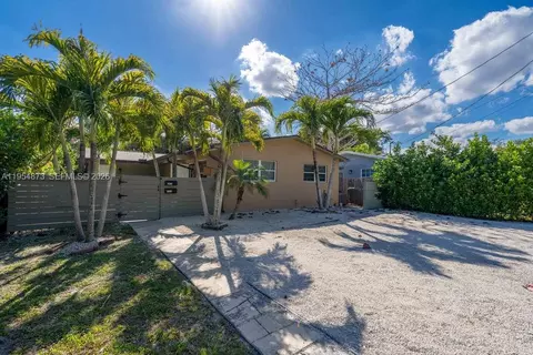 2470-2472 NE 182nd Ter, North Miami Beach, FL 33160