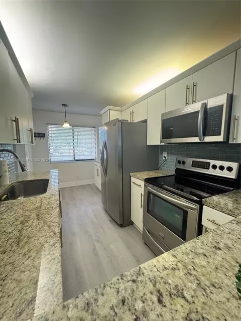163 Lakeview Dr #204, Weston, FL 33326