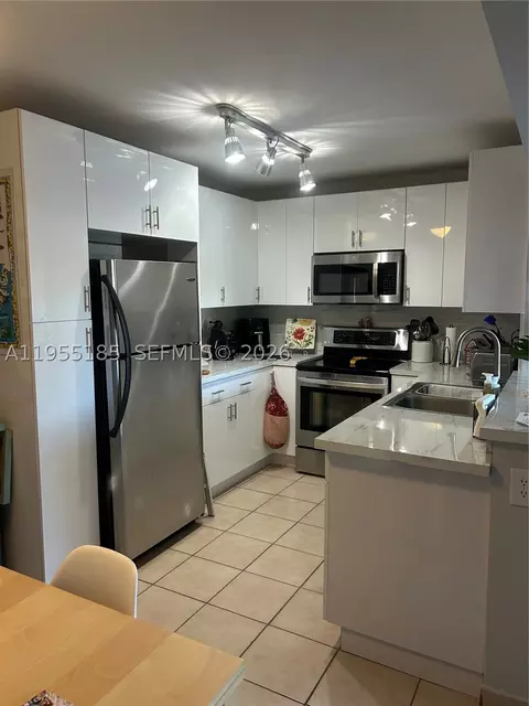 200 W Palm Cir W #104, Pembroke Pines, FL 33025