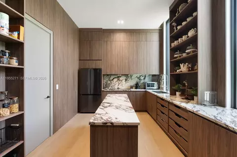 Kitchen - 5900 SW 129th Ter, Pinecrest, FL 33156 photo 6 of 7