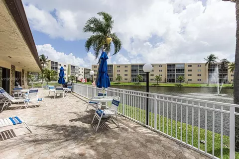 414 SE 10th St #102, Dania Beach, FL 33004
