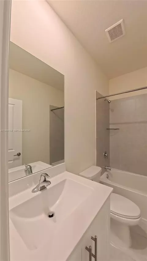 Bath - 3410 W 112th Pl, Hialeah, FL 33018 photo 1 of 1