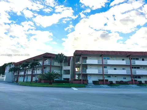 411 S Hollybrook Dr #305, Pembroke Pines, FL 33025