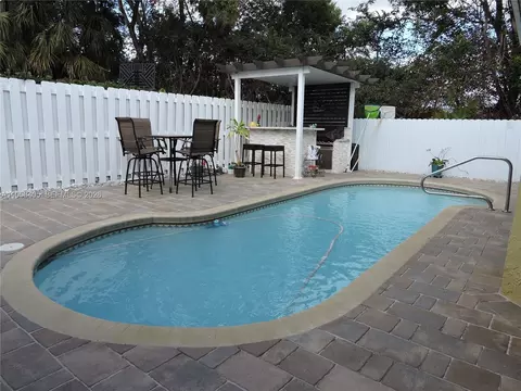 10575 SW 12th Mnr, Pembroke Pines, FL 33025