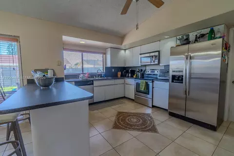 20013 NW 62nd Pl, Hialeah, FL 33015