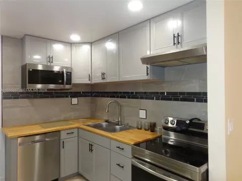 4172 Inverrary Dr #110, Lauderhill, FL 33319