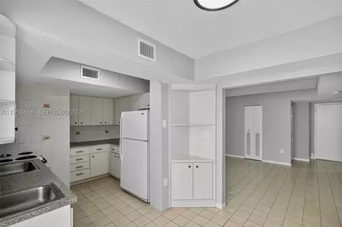 2924 Collins Ave #501, Miami Beach, FL 33140