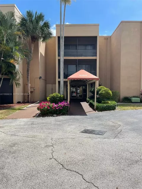 4000 N Hills Dr #32, Hollywood, FL 33021