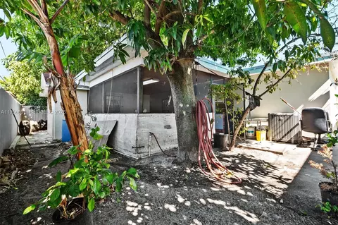 Exterior - 3880 E 8th Ln, Hialeah, FL 33013 photo 3 of 3