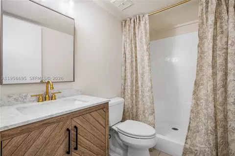 Bath - 804 Summerwinds Ln, Jupiter, FL 33458 photo 2 of 3