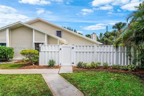 Exterior - 804 Summerwinds Ln, Jupiter, FL 33458 photo 2 of 7