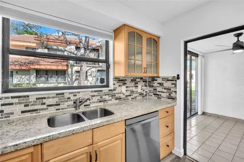 3405 Emerald Oaks Dr #207, Hollywood, FL 33021