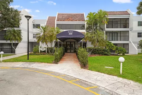 200 Lakeview Dr #101, Weston, FL 33326