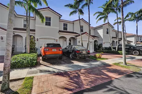 1042 NE 207th Ter, Miami, FL 33179