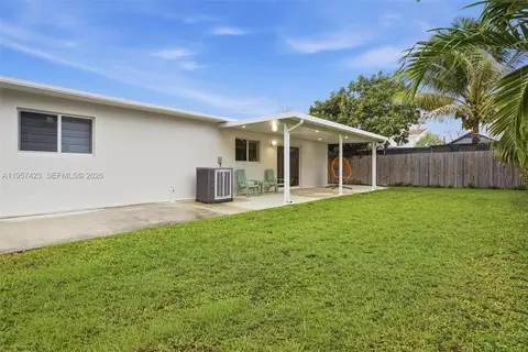 Exterior - 941 E 16th Pl, Hialeah, FL 33010 photo 2 of 3
