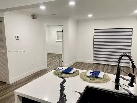 300 W Palm Cir W #307, Pembroke Pines, FL 33025