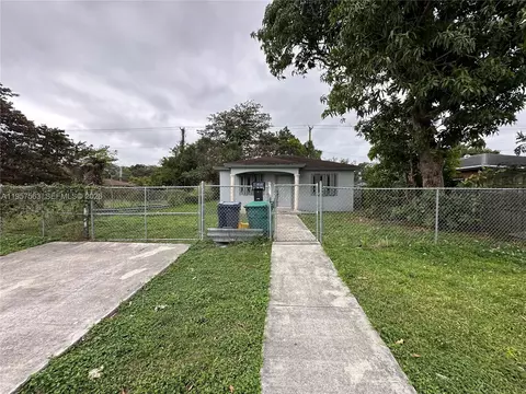 Exterior - 10136 E Hibiscus St, Palmetto Bay, FL 33157 photo 3 of 6