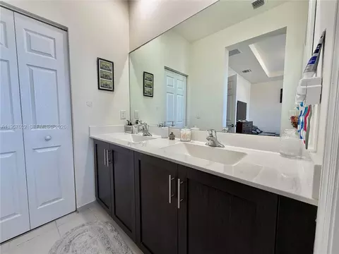 Bath - 11032 W 33rd Way, Hialeah, FL 33018 photo 3 of 5