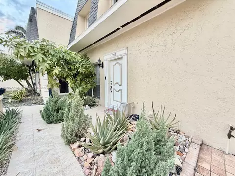 2203 NE 7th St #14, Hallandale Beach, FL 33009