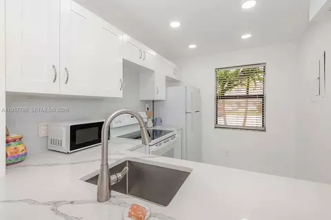 10434 Sunrise Lakes Blvd #109, Sunrise, FL 33322