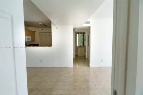 Living - 509 E Sheridan St #3083, Dania Beach, FL 33004 photo 4 of 9