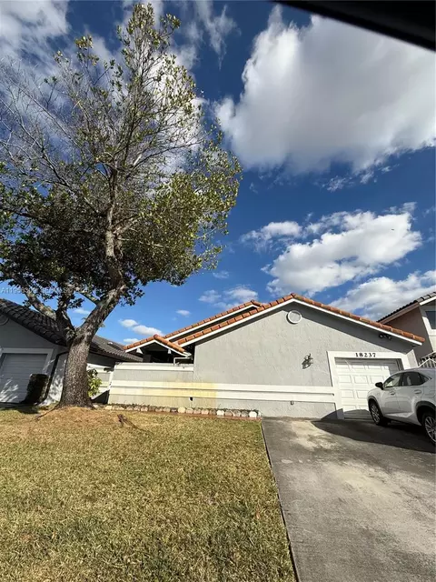 18237 NW 61st Pl, Hialeah, FL 33015