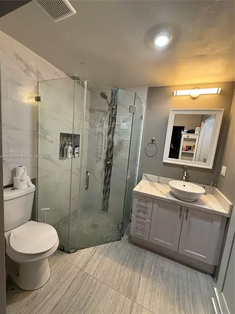 Bath - 18237 NW 61st Pl, Hialeah, FL 33015 photo 2 of 2