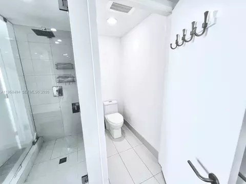 Bath - 460 NE 28th St #2603, Miami, FL 33137 photo 3 of 4