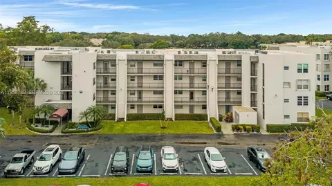 9460 Poinciana Pl #404, Davie, FL 33324