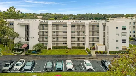 9460 Poinciana Pl #404, Davie, FL 33324