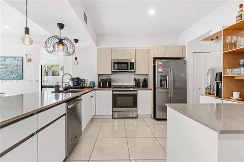 4150 N Oak Pl, Dania Beach, FL 33314