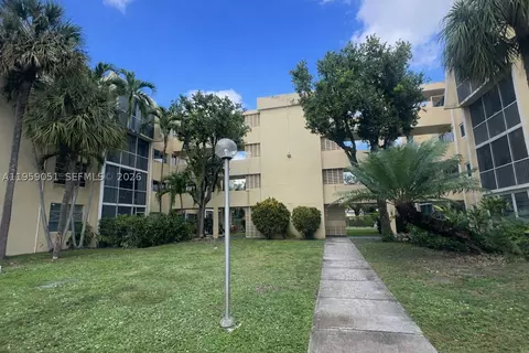 942 NE 199th St #2F, Miami, FL 33179