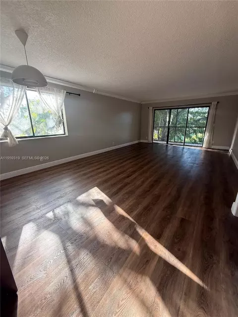 402 Lakeview Dr #201, Weston, FL 33326