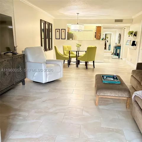 437 Lakeview Dr #104, Weston, FL 33326