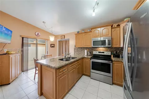 20103 NW 57th Pl, Hialeah, FL 33015 photo 10