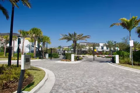 8352 NW 7th Pl, Plantation, FL 33324