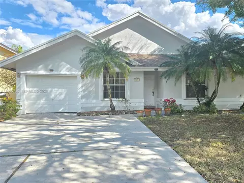 621 NW 205th Ave, Pembroke Pines, FL 33029
