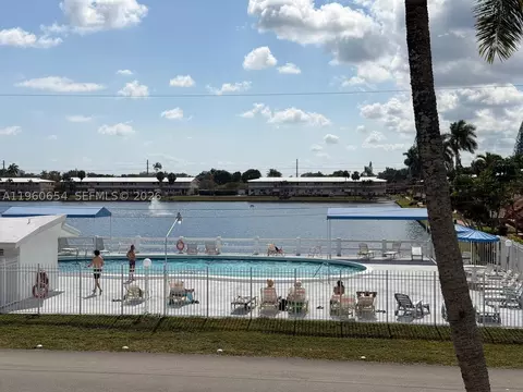 725 SW 11th Ave #17F, Hallandale Beach, FL 33009