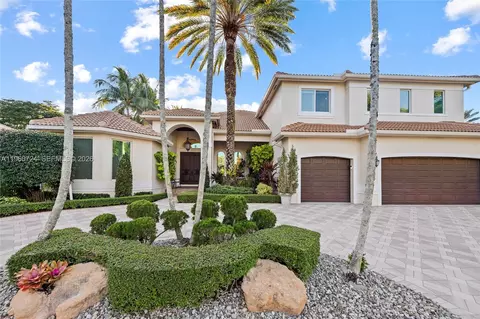 2567 Montclaire Cir, Weston, FL 33327